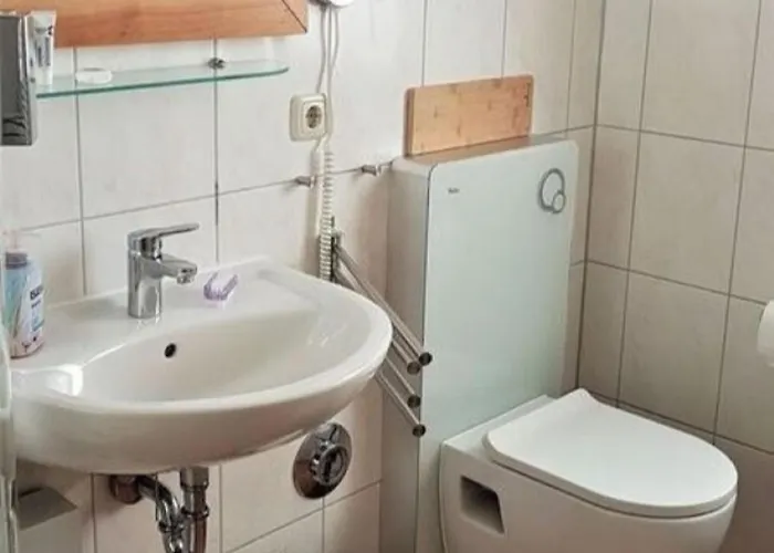 Waldstr 34 Wo 05 Hotel